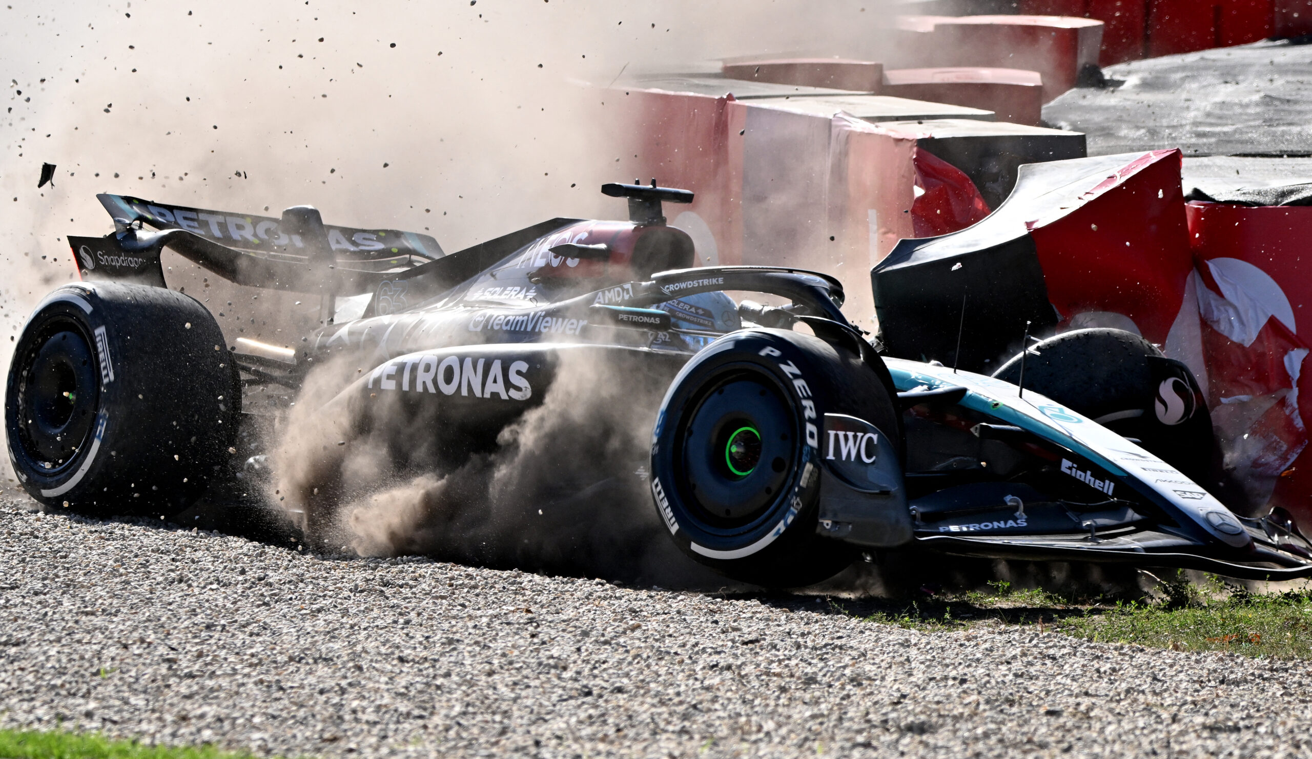 Russell dice que Alonso frenó “100 metros antes de la curva” en el accidente de Australia