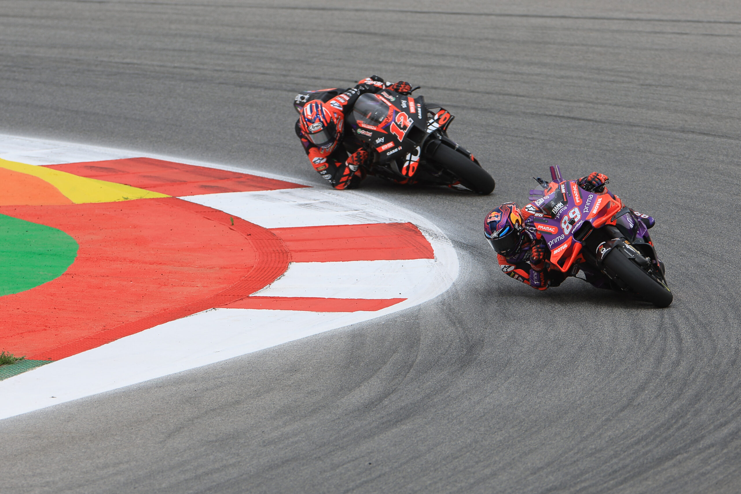 Martín gana en carrera dramática en Portugal con toque entre Bagnaia y Marc Márquez
