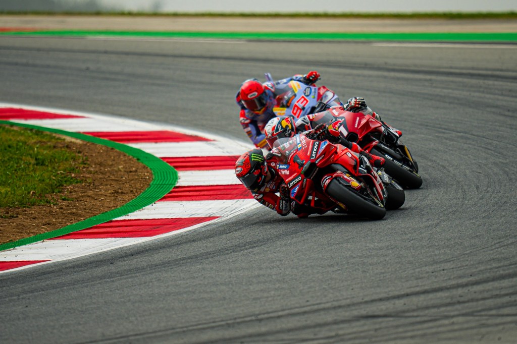 FIM absuelve a Bagnaia y Marc Márquez por toque durante GP de Portugal de MotoGP