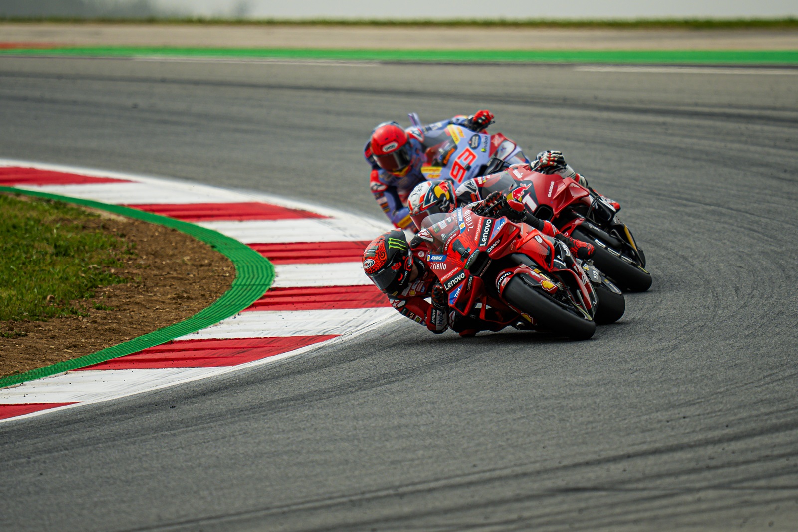 FIM absuelve a Bagnaia y Marc Márquez por toque durante GP de Portugal de MotoGP