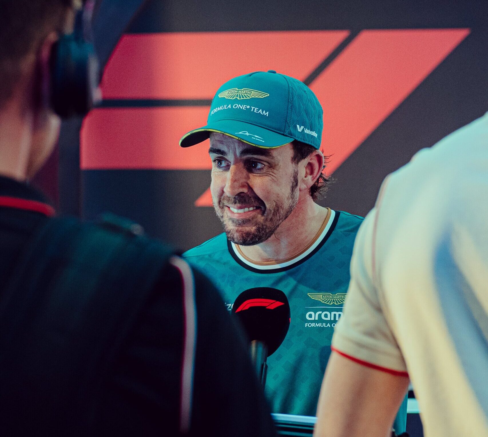 Alonso ve a Aston Martin “dos o tres décimas” detrás de sus rivales en F1 2024