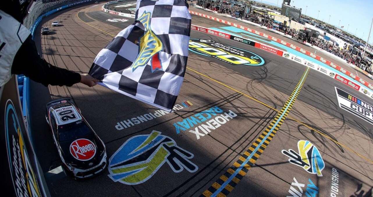 Bell remonta en Phoenix y gana por 7ª vez en Nascar