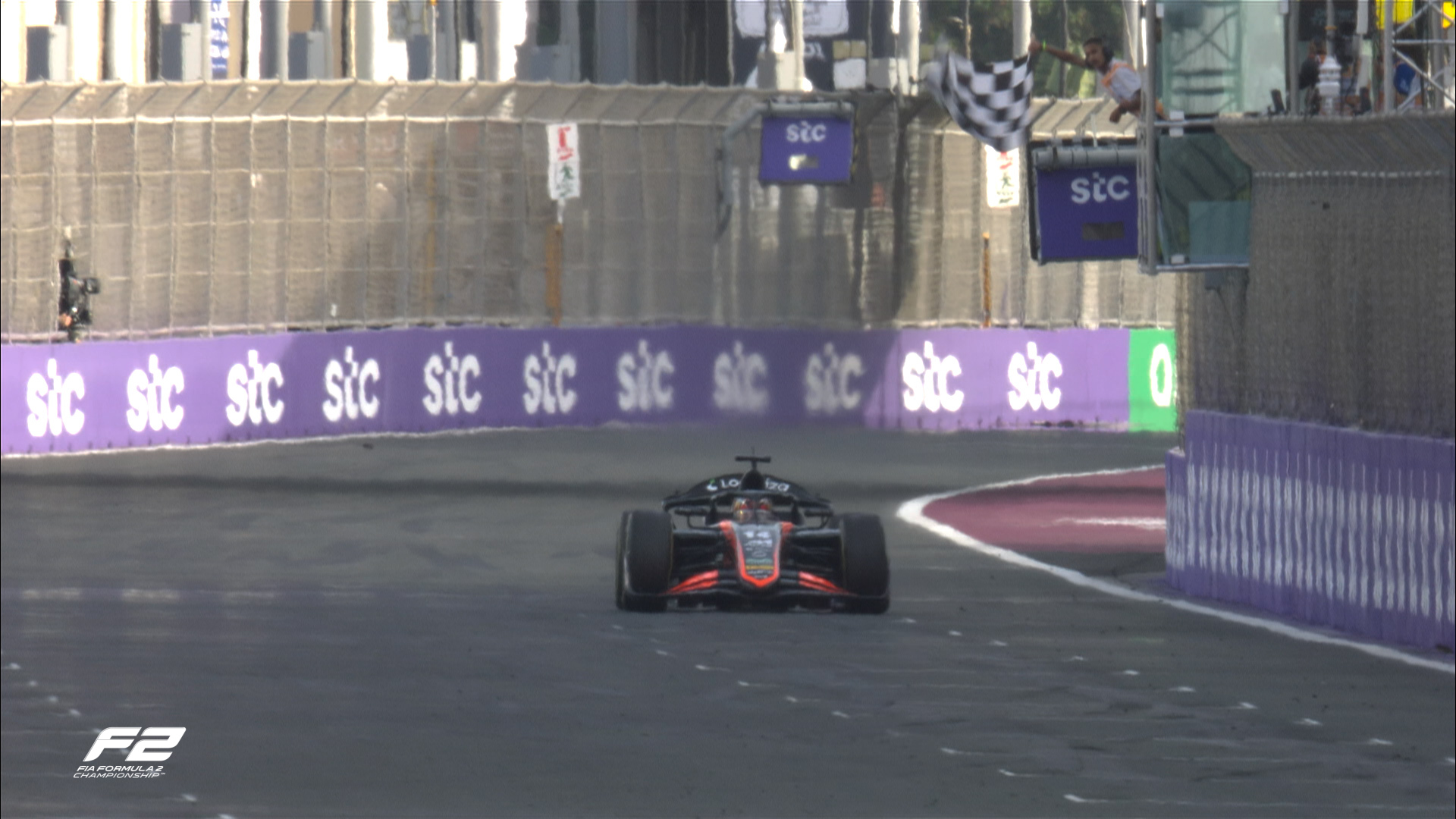 Fittipaldi gana alocada carrera principal de F2 en Jeddah, abandonos de Colapinto y Martí