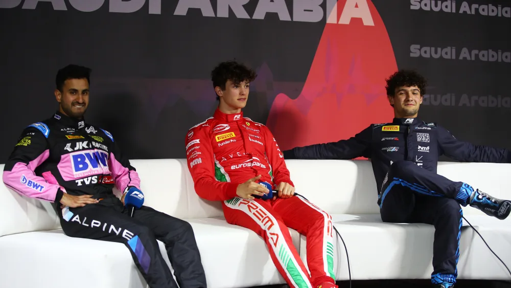 Bearman sustituye a Sainz en Ferrari: así será la parrilla de la Fórmula 2 en Arabia Saudita