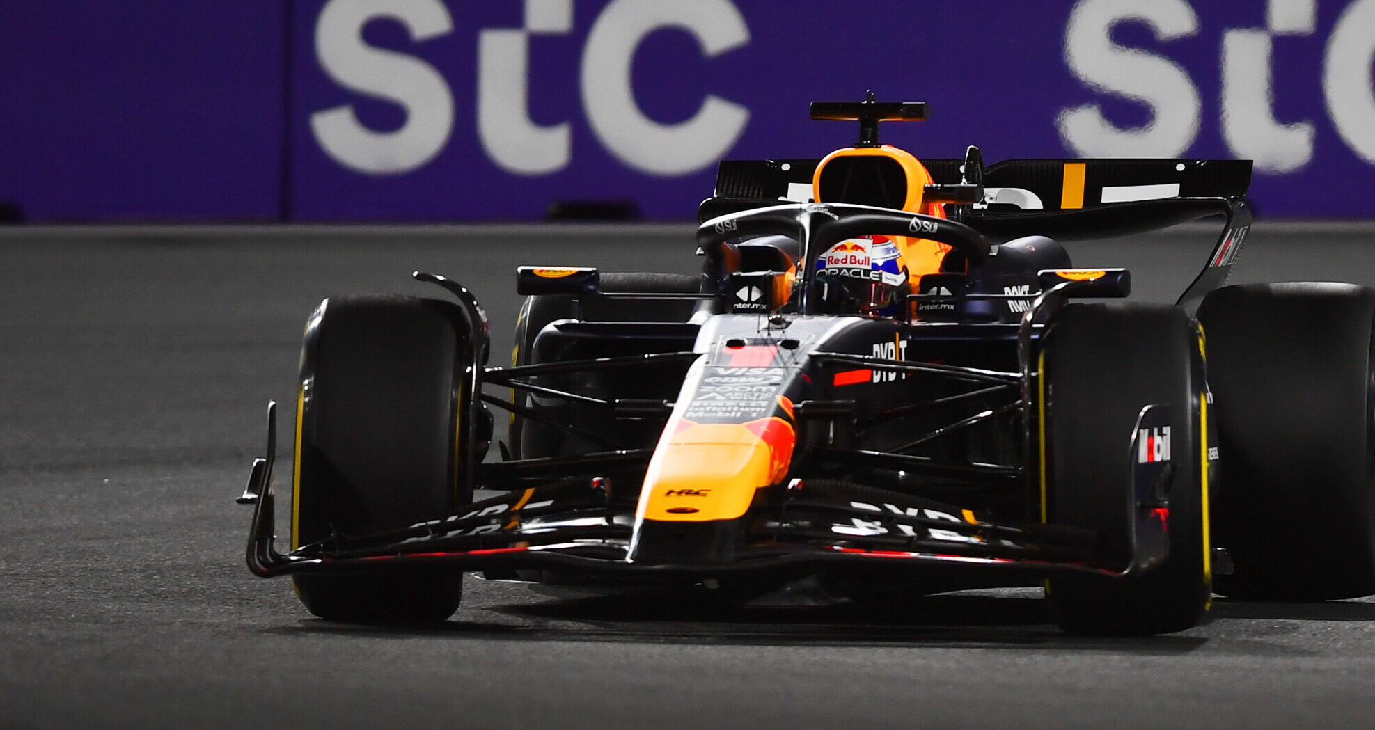 Verstappen pasea en nuevo 1-2 de Red Bull en el GP de Arabia Saudita; Bearman es 7°