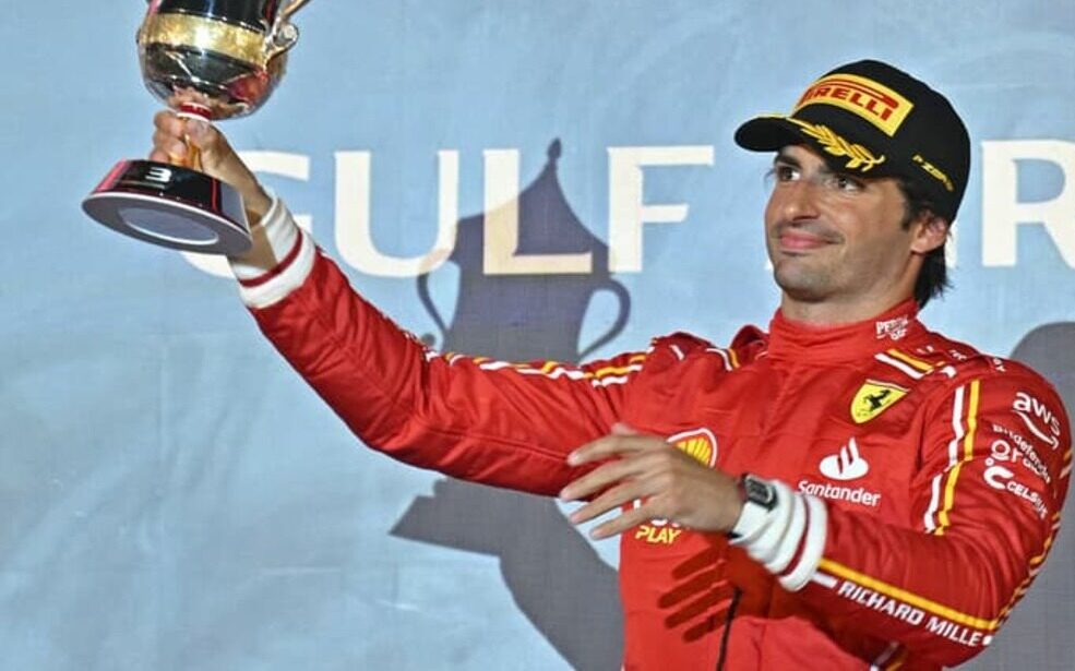 Sainz inicia conversaciones para el asiento de Hamilton en Mercedes en 2025