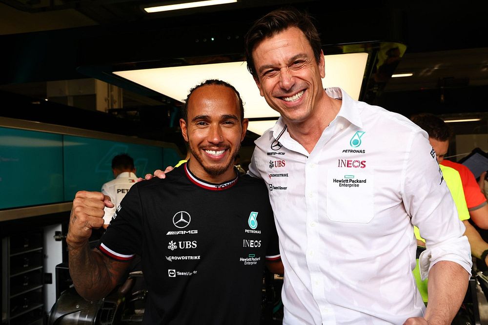 Wolff recuerda anuncio de Hamilton a Ferrari y bromea: “Verá nuestro alerón trasero”