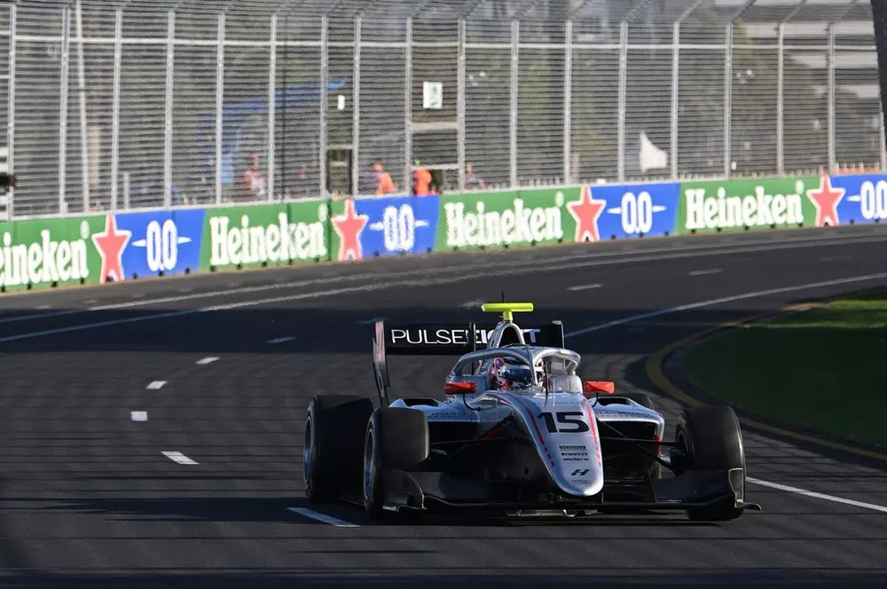 Stenshorne aguanta presión de Lindblad y gana primera carrera de F3 en Australia