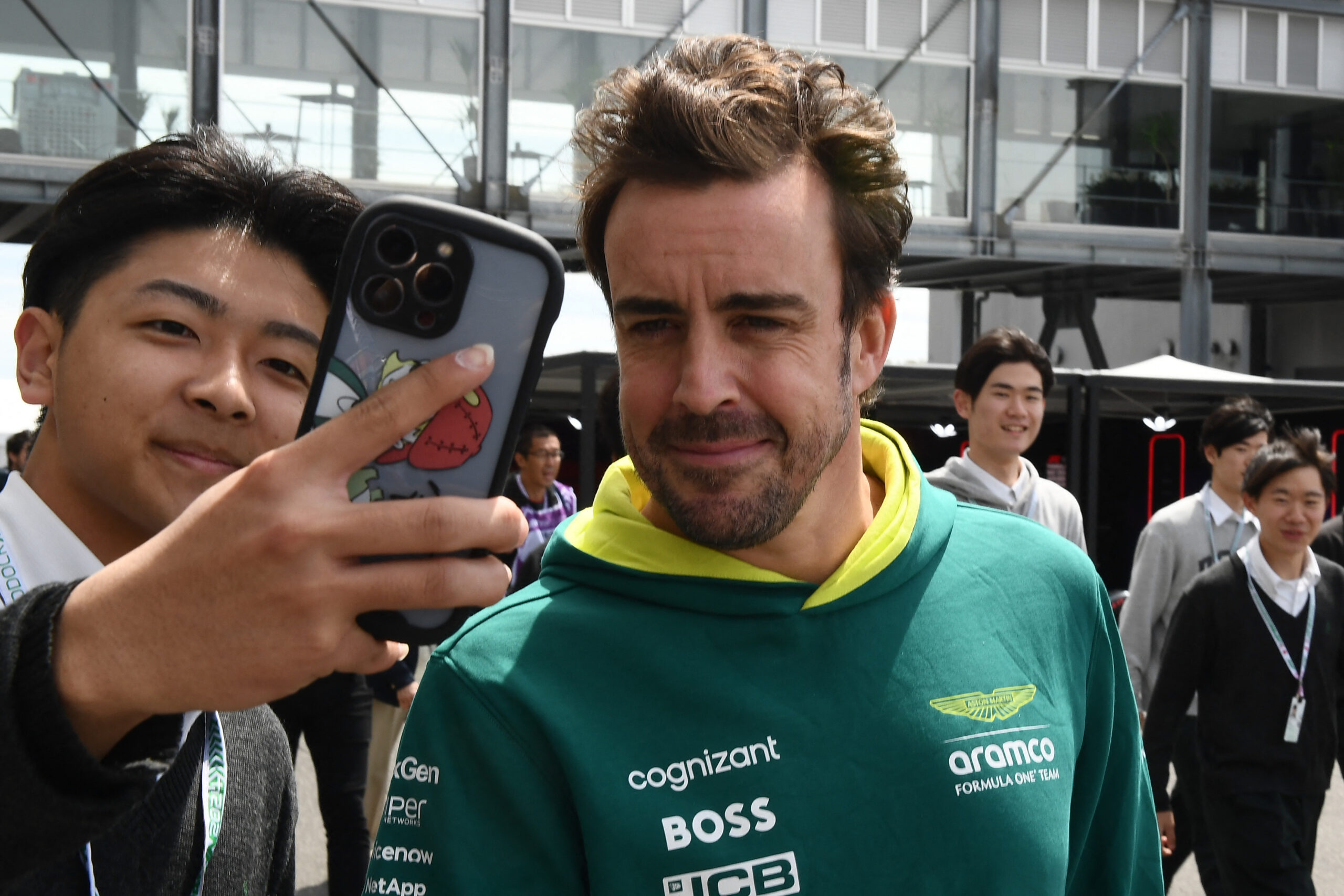 Red Bull y Aston Martin presionan y esperan decisión de Alonso en dos semanas