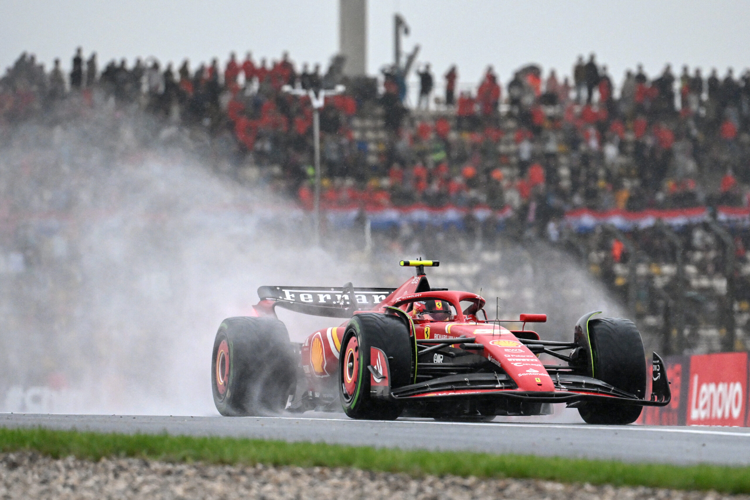 Sainz admite que “sufrió” con la goma trasera en la quali de China: “Ningún buen intento”