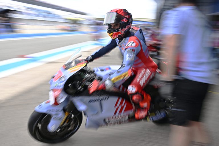 Marc Márquez superou rivais na pista molhada e ficou em primeiro (Foto: AFP)