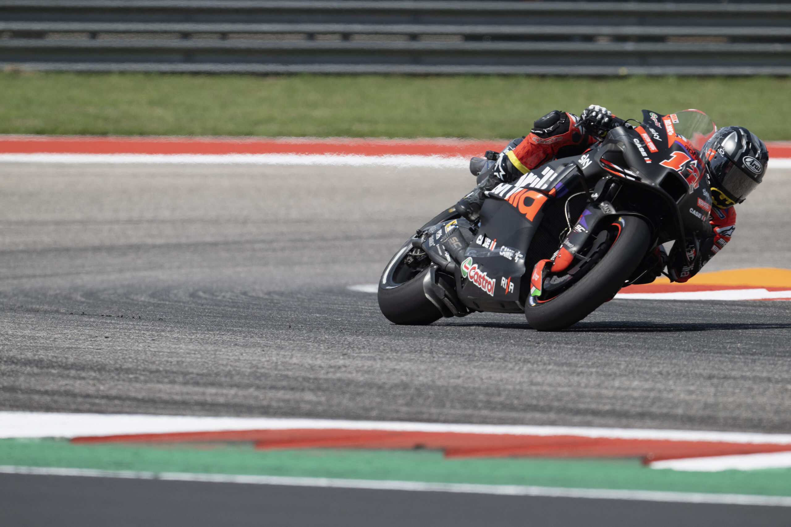 Viñales vence GP das Américas e faz história com Aprilia na MotoGP. Marc Márquez cai