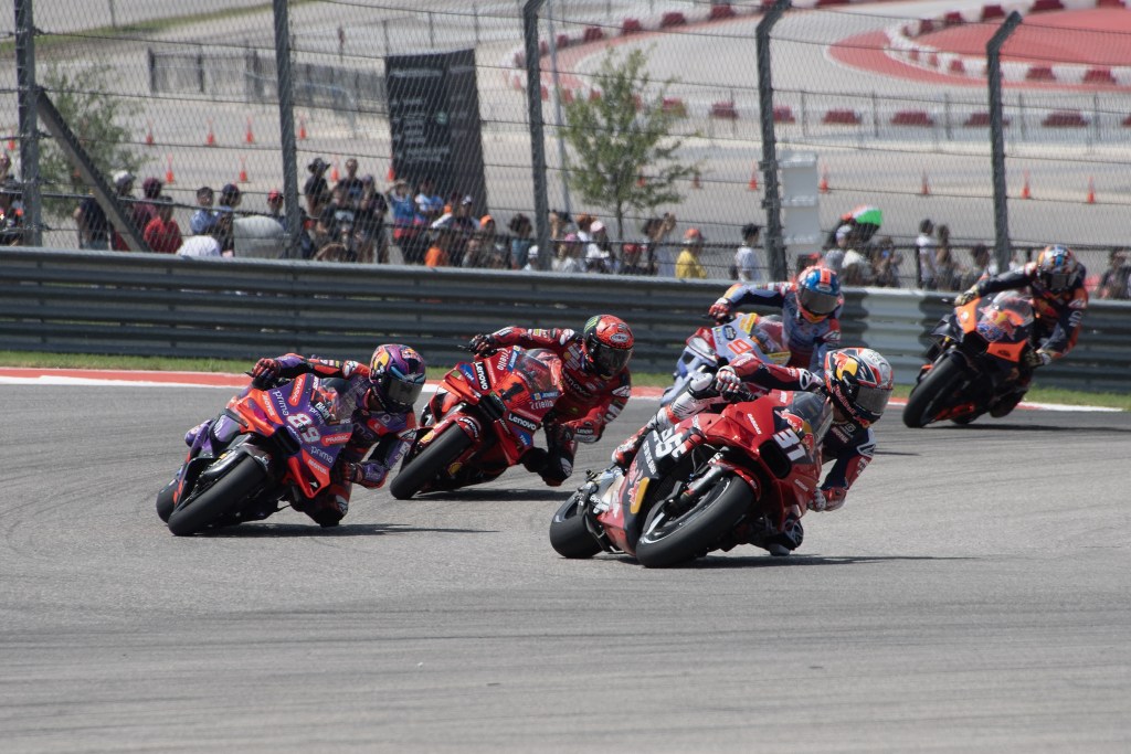 Pedrosa ve a Acosta superando expectativas y bromea: “Espero que me de lugar en España”