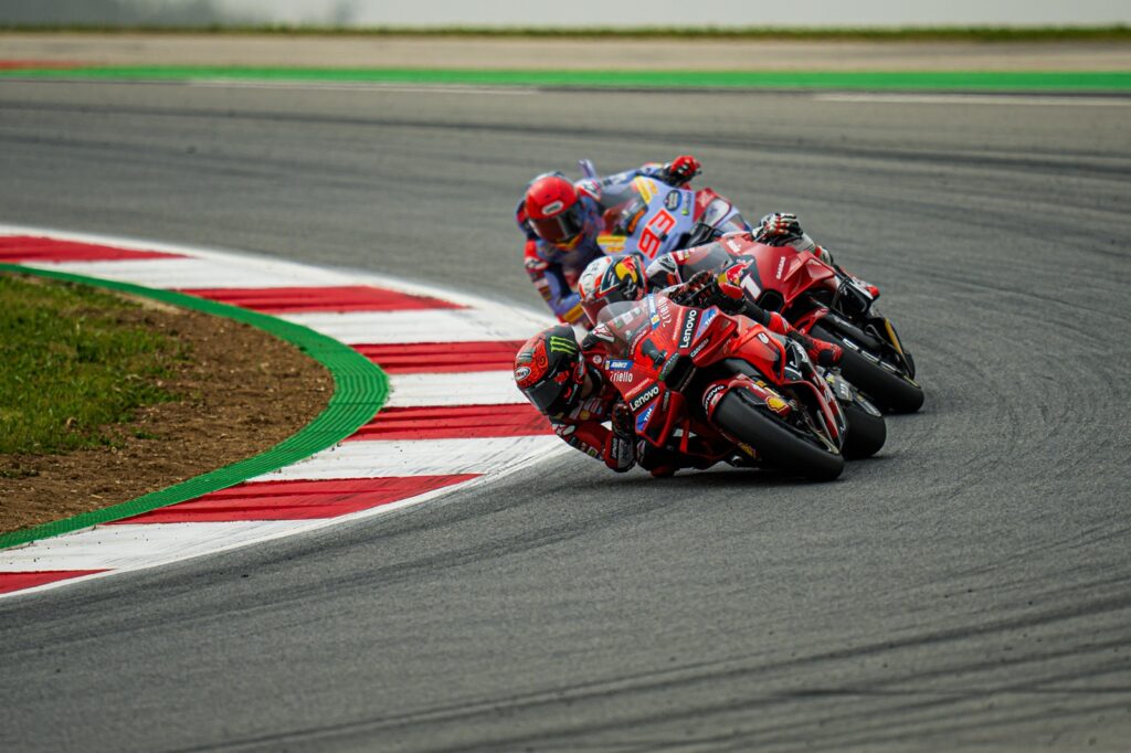 Bagnaia ve a Bastianini como rival por el título y descarta ayudas: “Tengo que estar atento”