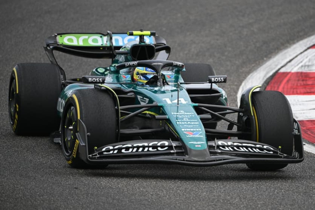 Alonso recibe recargo y quita de 3 puntos en su licencia por toque con Sainz en sprint de China