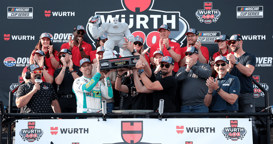 Hamlin se impone a Larson y gana su tercera carrera de Nascar 2024 en Dover