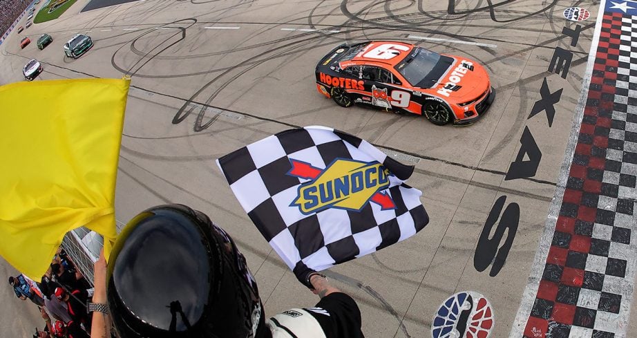 Elliott rompe racha de 42 carreras sin victorias y triunfa en agitado evento de Nascar en Texas