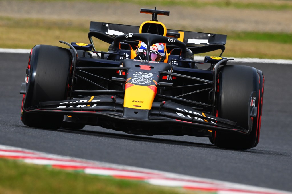 Verstappen arrasa y conquista la pole position del GP de Japón; Pérez es 2°