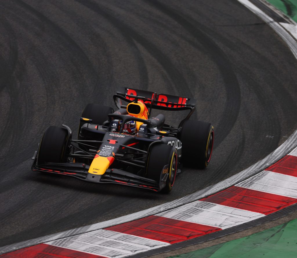 Verstappen domina en la carrera sprint del GP de China; Sainz y Alonso se rozan en maniobra