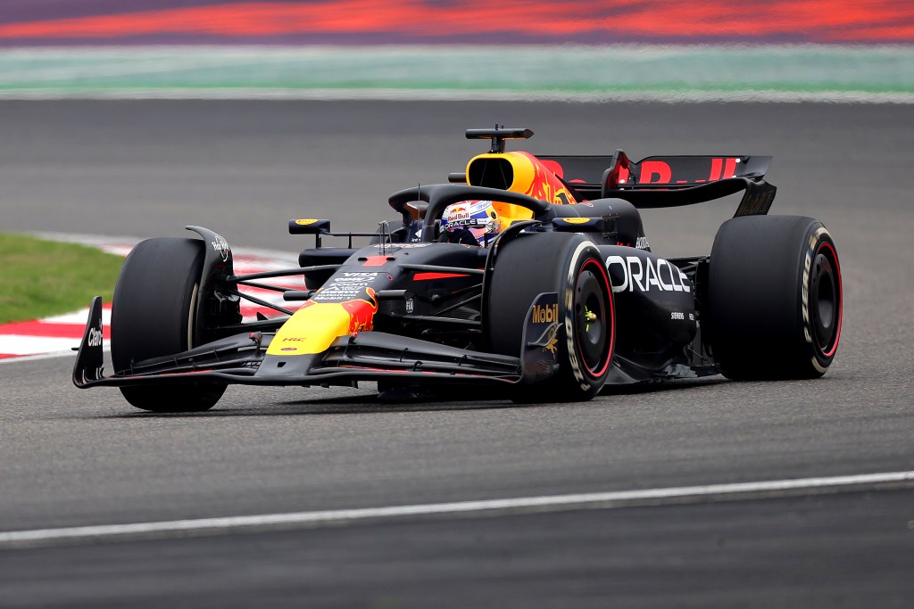 Verstappen controla a rivales y conquista el GP de China; Pérez es tercero