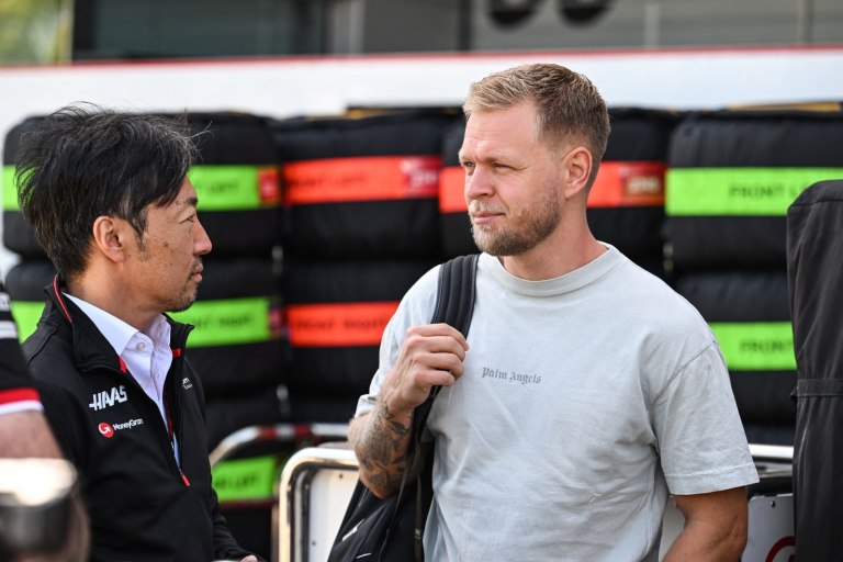 Kevin Magnussen e Ayao Komatsu (Foto: AFP)