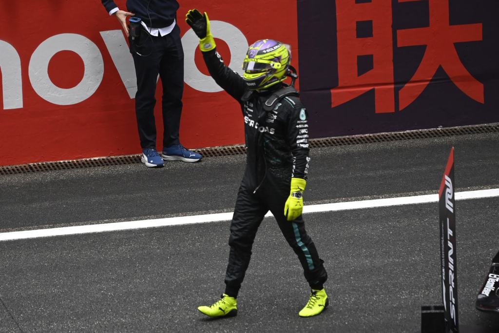 Chefe da Mercedes ironiza “surpreendente bom humor” de Hamilton: “Nem parece ele”