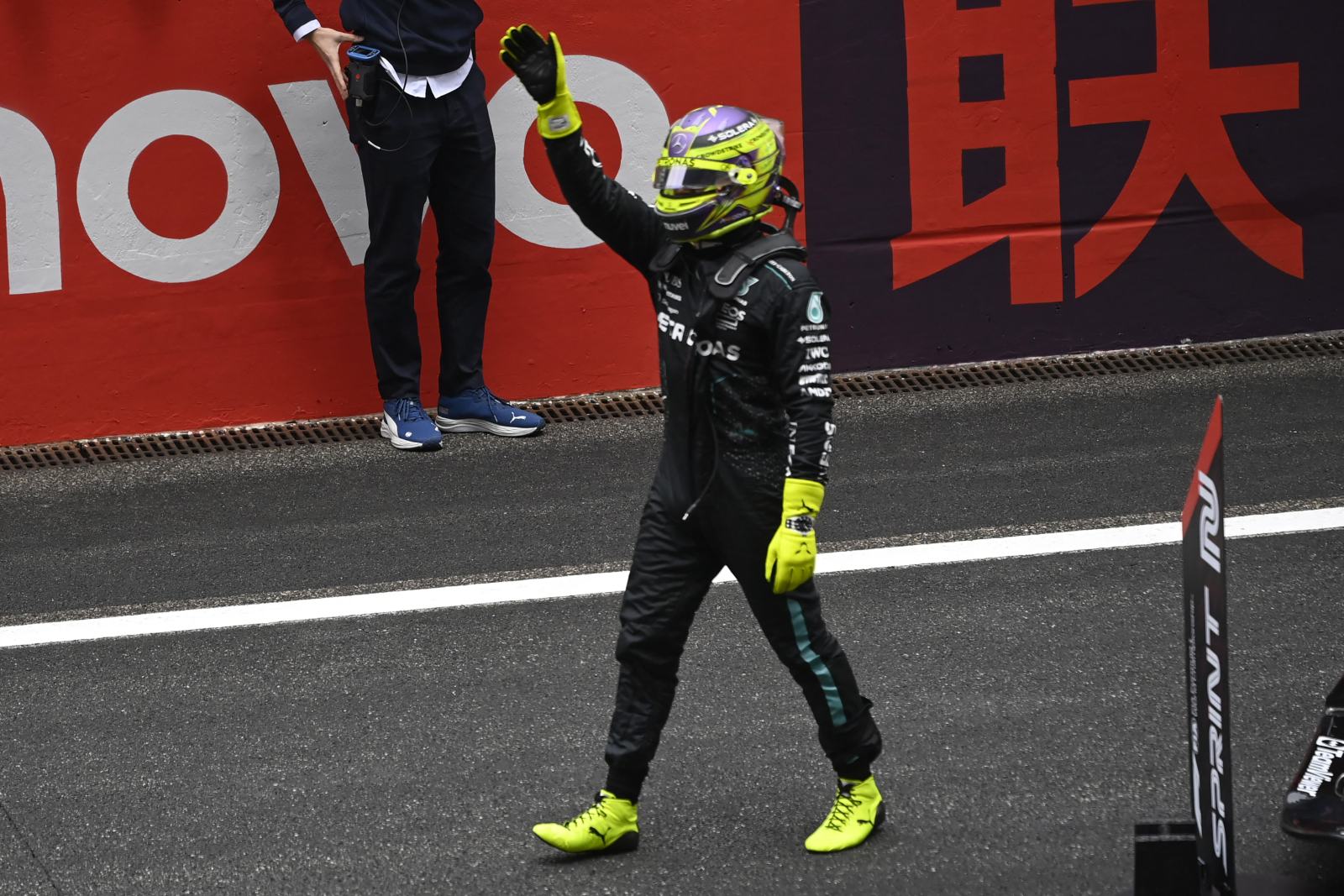 Chefe da Mercedes ironiza “surpreendente bom humor” de Hamilton: “Nem parece ele”