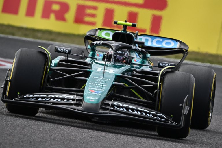 Fernando Alonso renovou com a Aston Martin até 2026 (Foto: AFP)