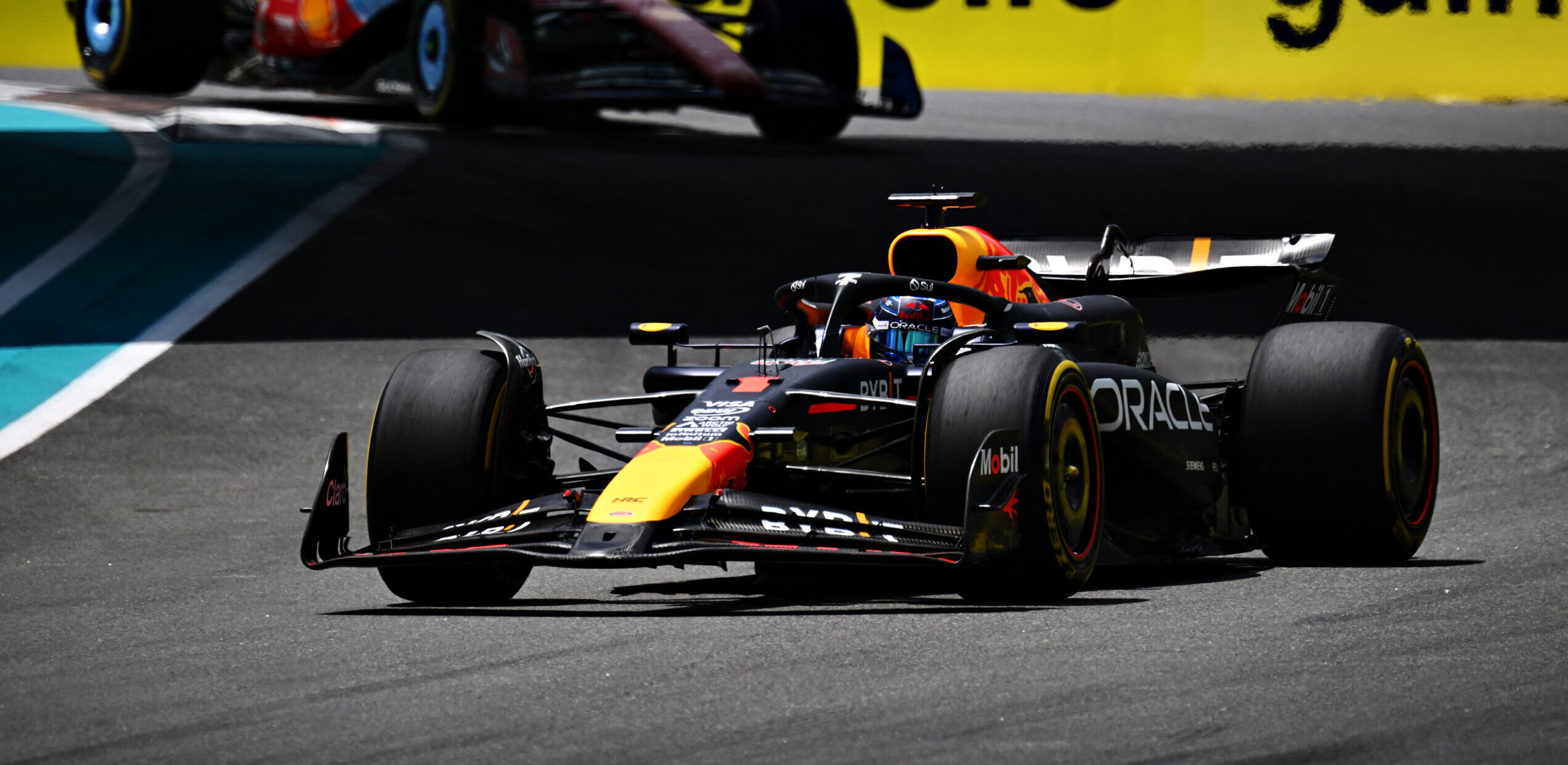 Verstappen controla distancia frente a Leclerc y vence la carrera sprint del GP de Miami