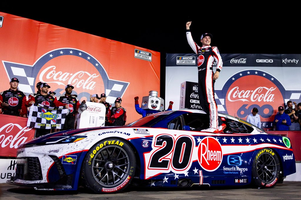 Bell concreta remontada y gana fecha del Nascar en Charlotte interrumpida por la lluvia