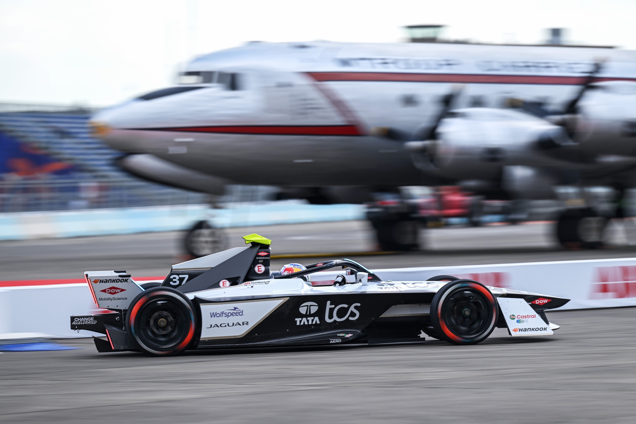 Cassidy avanza lugares y se queda con la carrera 1 en Berlín de Fórmula E: Fenestraz 9°