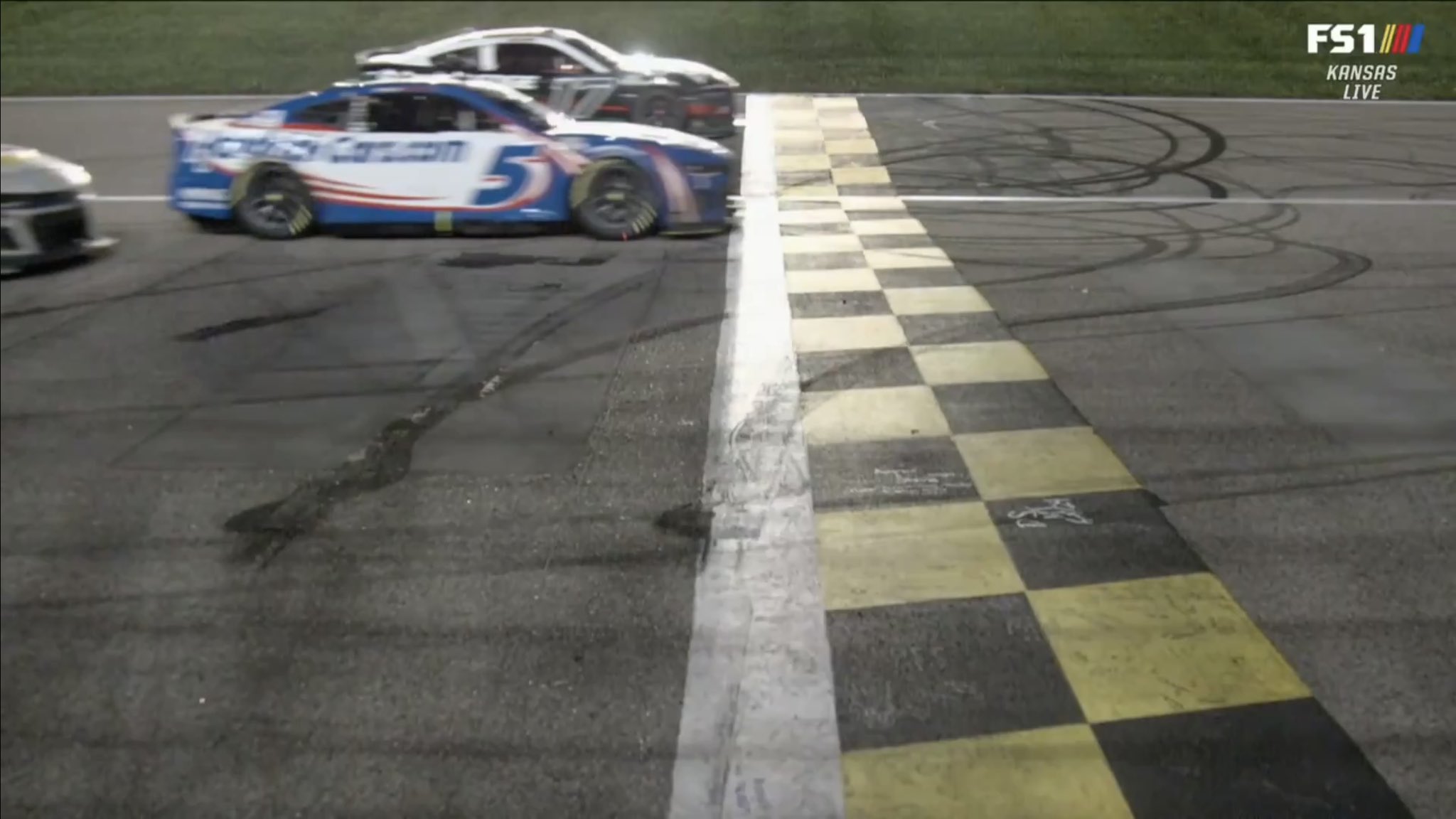 Larson supera a Buescher por 0s001 y gana carrera histórica del Nascar en Kansas