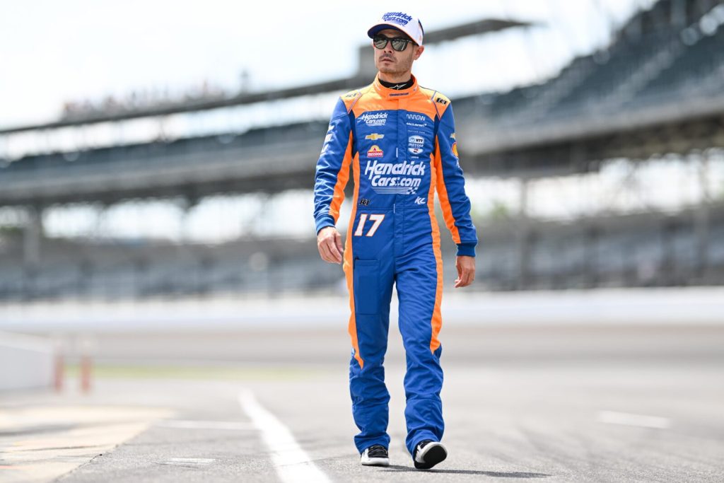 Larson conserva prioridad de correr en las 500 Millas de Indianápolis pese a la demora