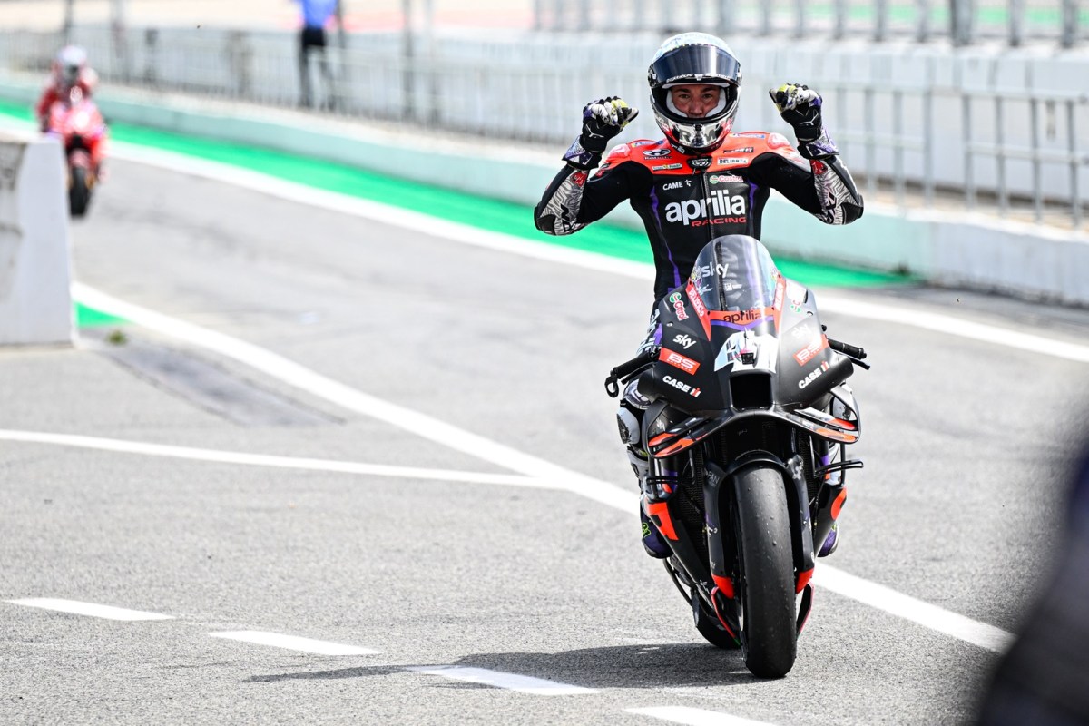 Espargaró avanza y vence en carrera sprint del MotoGP en Cataluña; Marc Márquez 2°