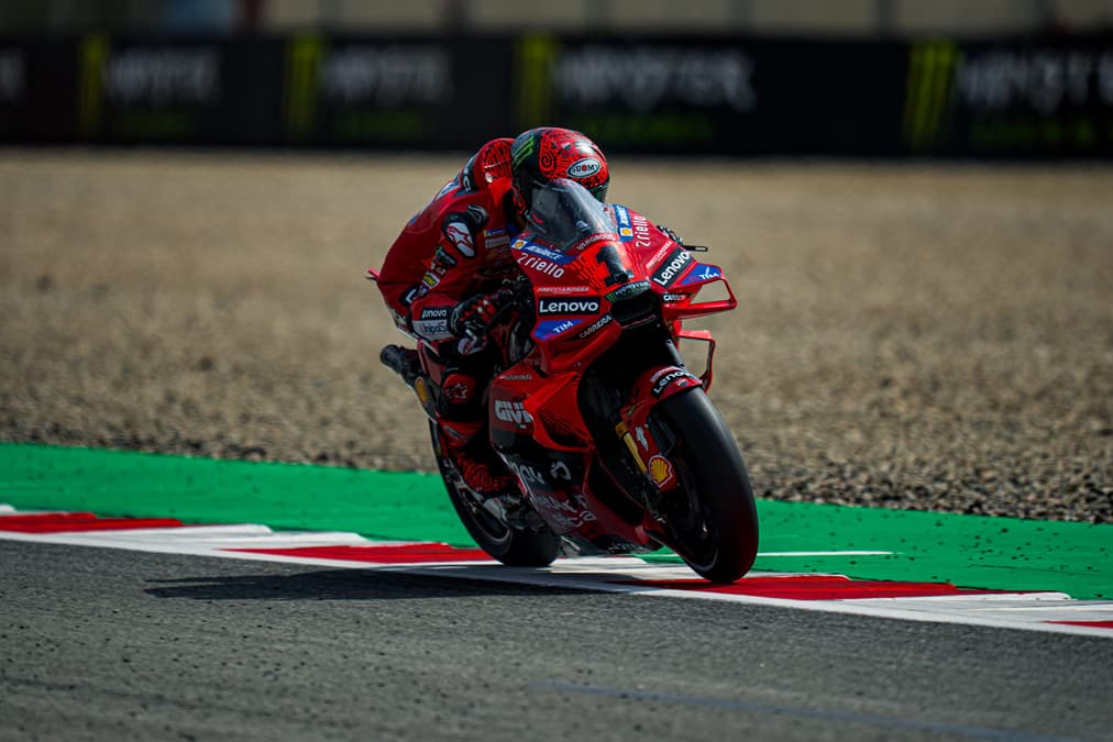 Bagnaia derrota a Martín y gana el GP de Cataluña de MotoGP; Márquez acaba 3°