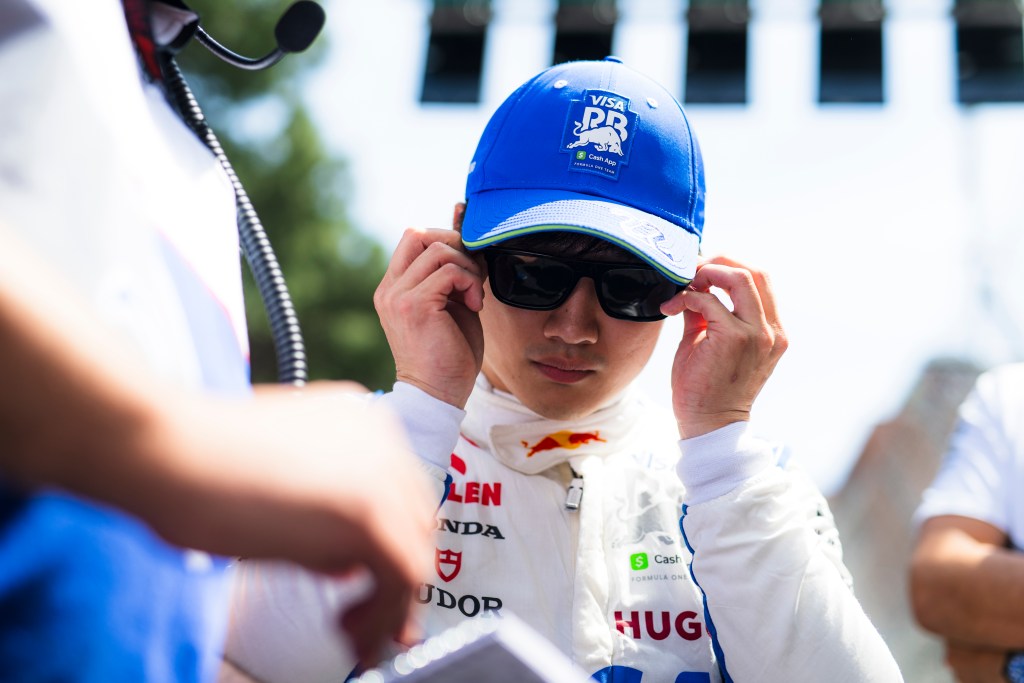 Tsunoda dice que controló su temperamento al ver a Ricciardo: “Es muy bueno”