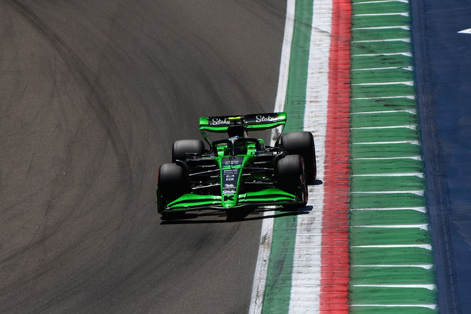 Zhou destaca “buena conexión” y admite interés de Alpine para la F1 2025