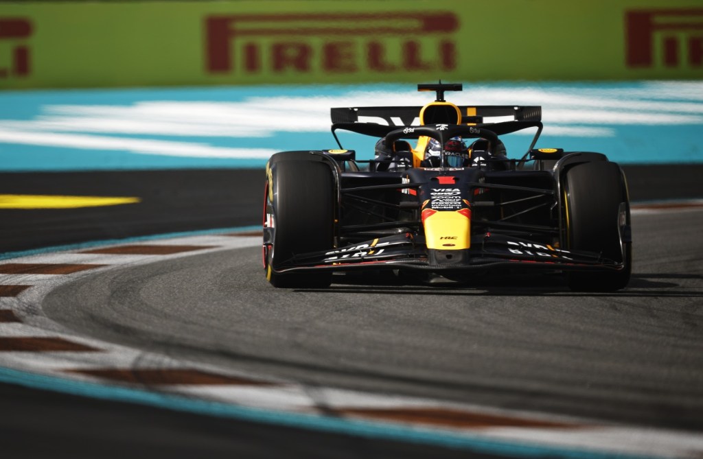 Verstappen anula rivais e crava pole para sprint da F1 em Miami. Mercedes fracassa