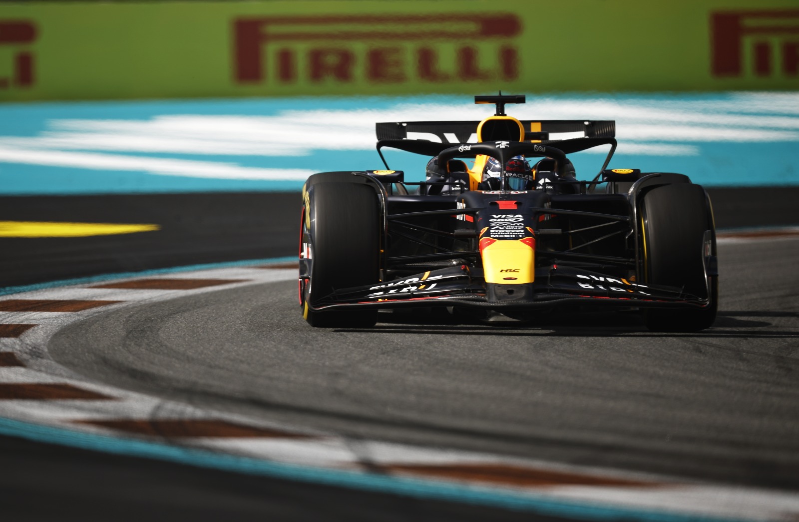 Verstappen anula rivais e crava pole para sprint da F1 em Miami. Mercedes fracassa