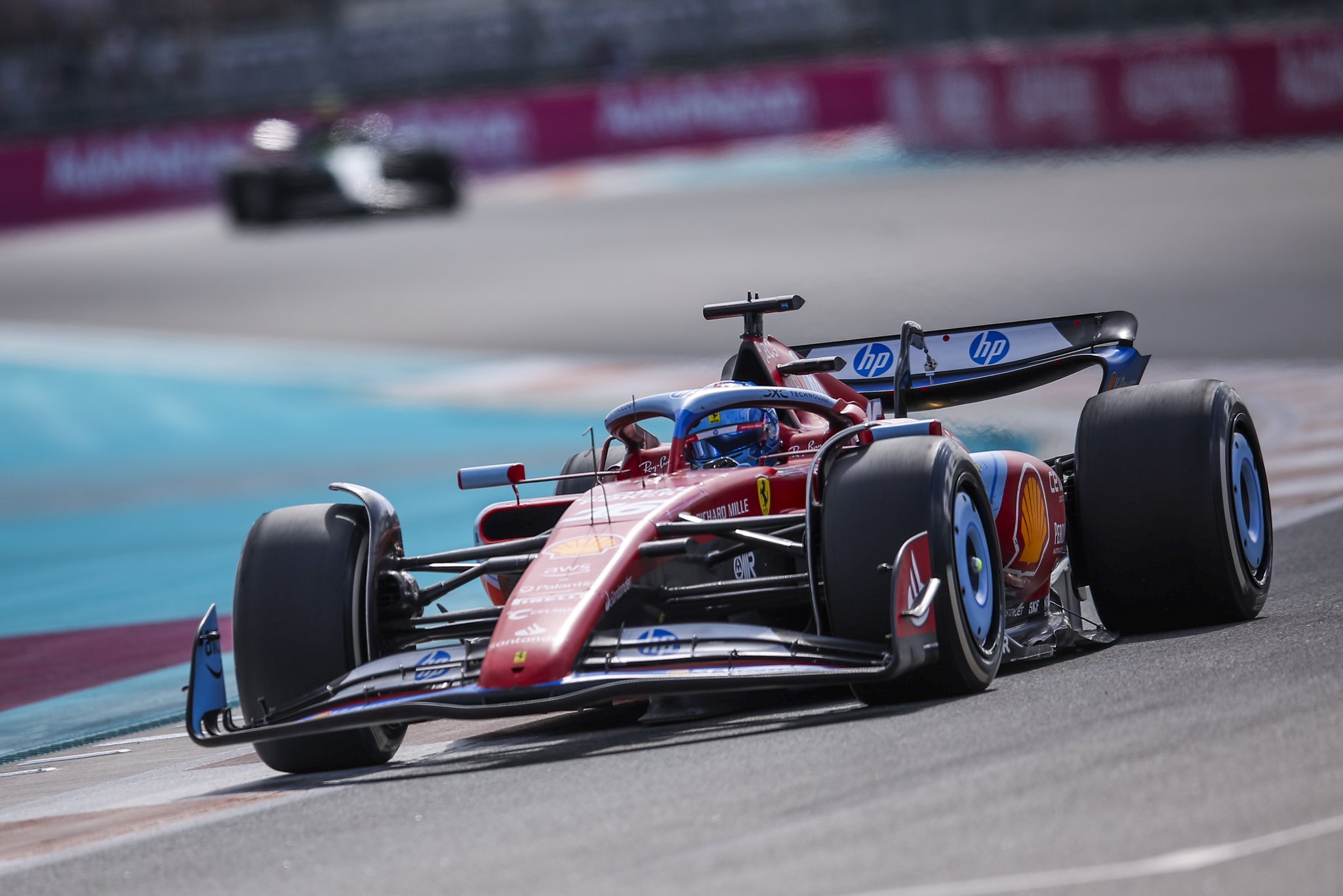 Ferrari projeta “distância menor” em Ímola com atualizações: “Vamos brigar pela vitória”