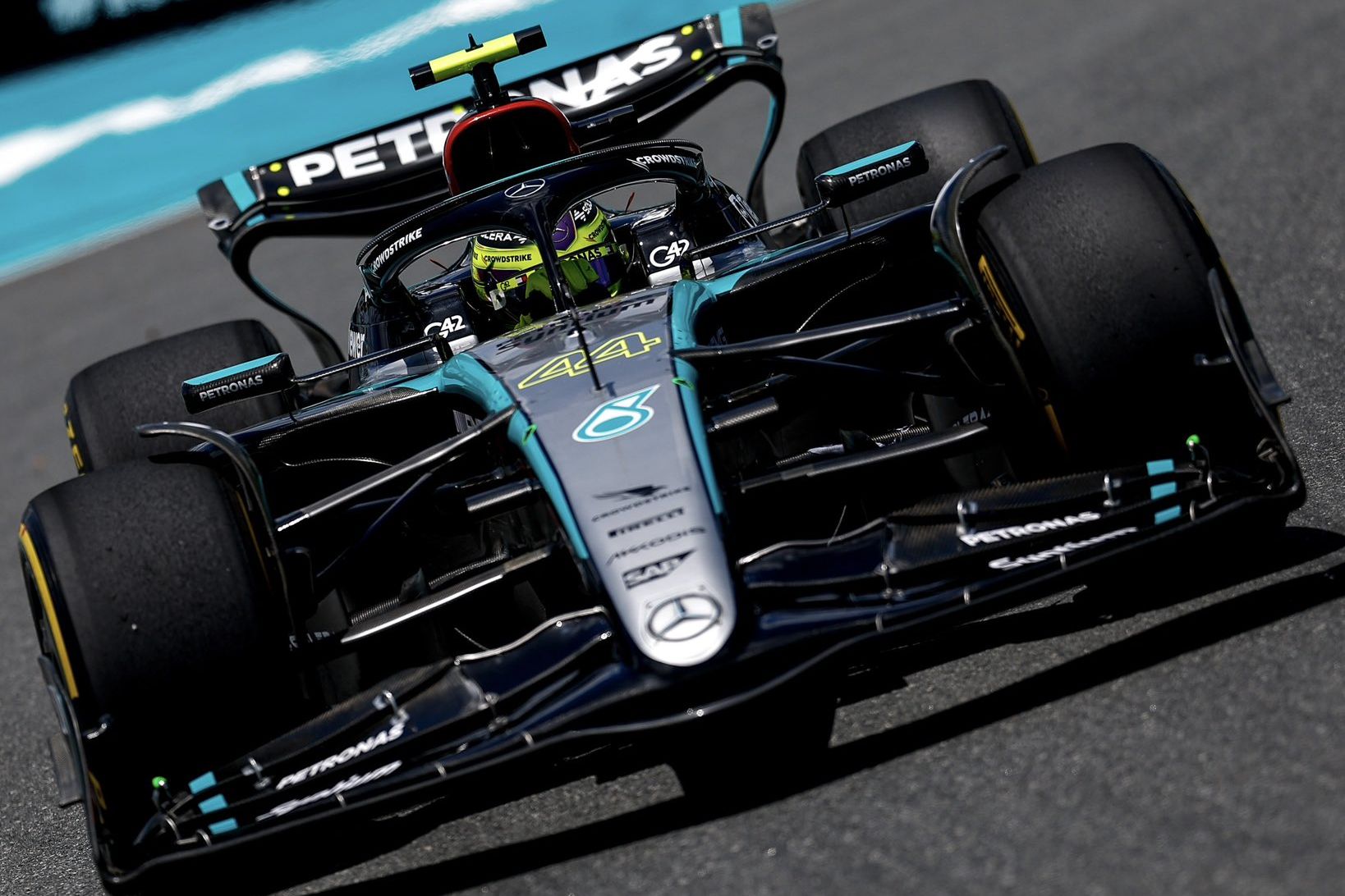 Hamilton vê Mercedes “mais perto do que parece” com atualizações em Ímola