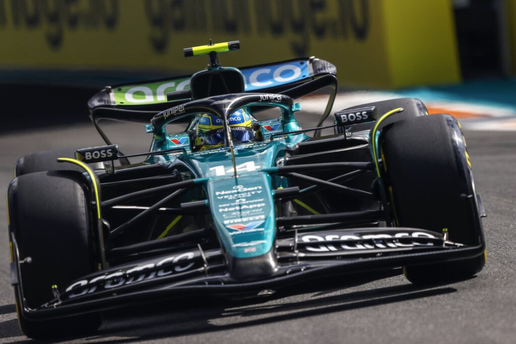 Alonso ve a Aston Martin “sin rendimiento” y busca “salvar el fin de semana” en Miami