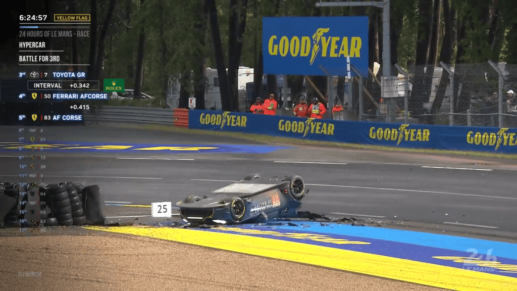 Aston Martin de LMGT3 se toca con un Ferrari y acaba volcado en la mañana de Le Mans