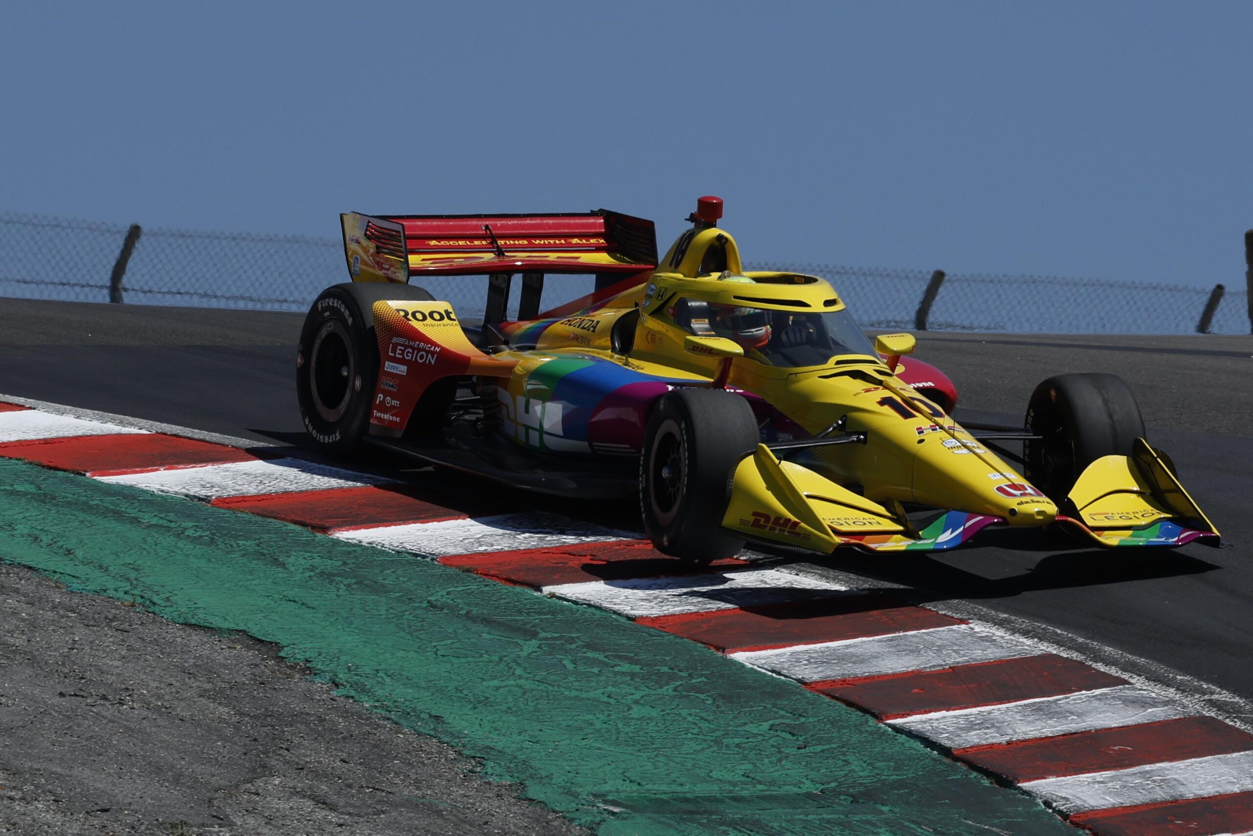 Palou sobrevive a relargadas na reta final, segura Herta e vence GP de Laguna Seca