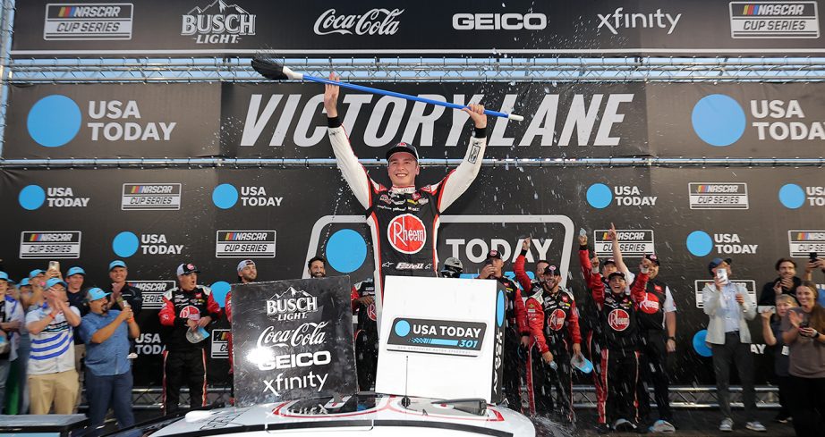 Bell se impone en la lluviosa ronda de la NASCAR en New Hampshire