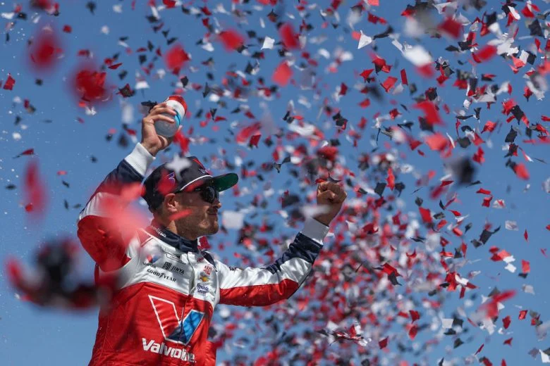 Larson adelanta en una carrera caótica y gana la prueba de Nascar en Sonoma