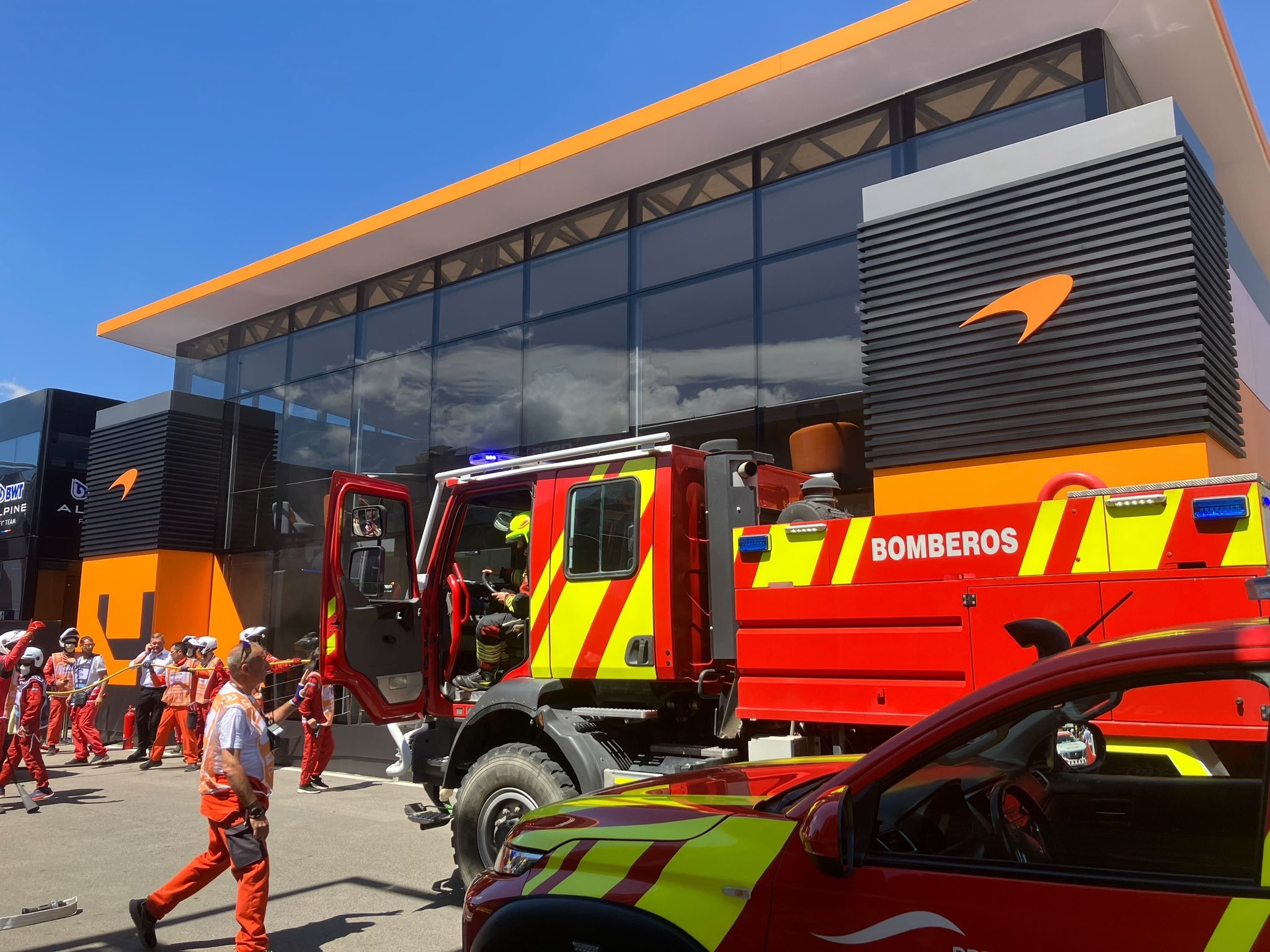 Motorhome da McLaren na Espanha é esvaziado às pressas após incêndio antes de TL3