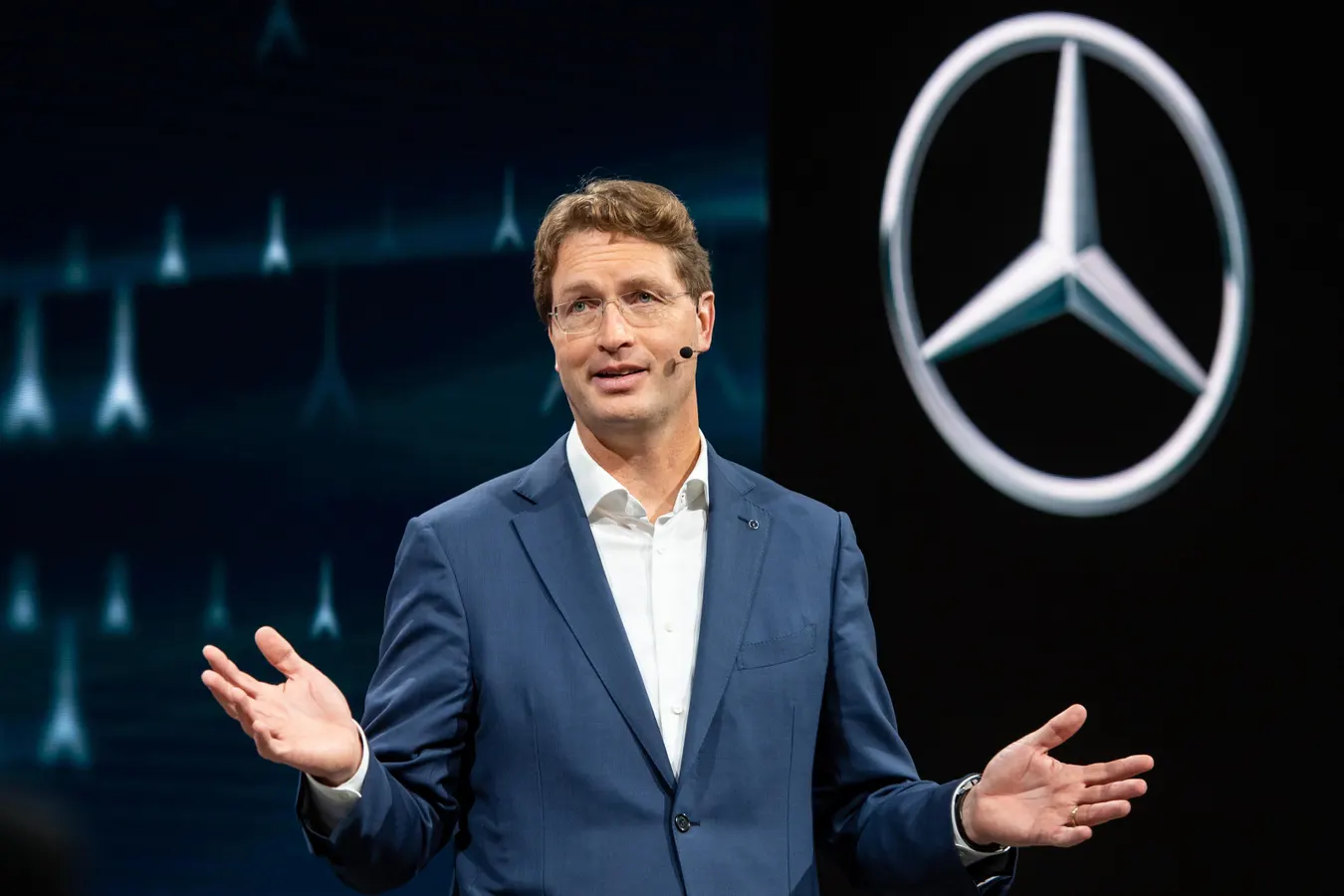 Mercedes volta à carga em investida e diz que Verstappen “ficaria bem vestindo prata”
