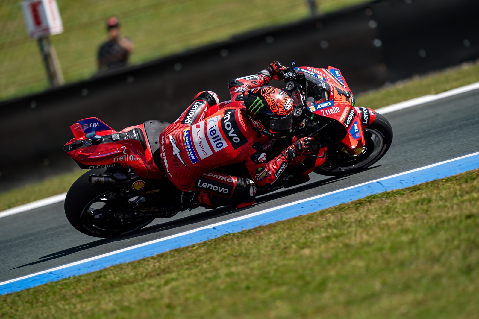 Bagnaia deixa Marc Márquez de lado até 2025, mas se diz imune a “pressão psicológica”