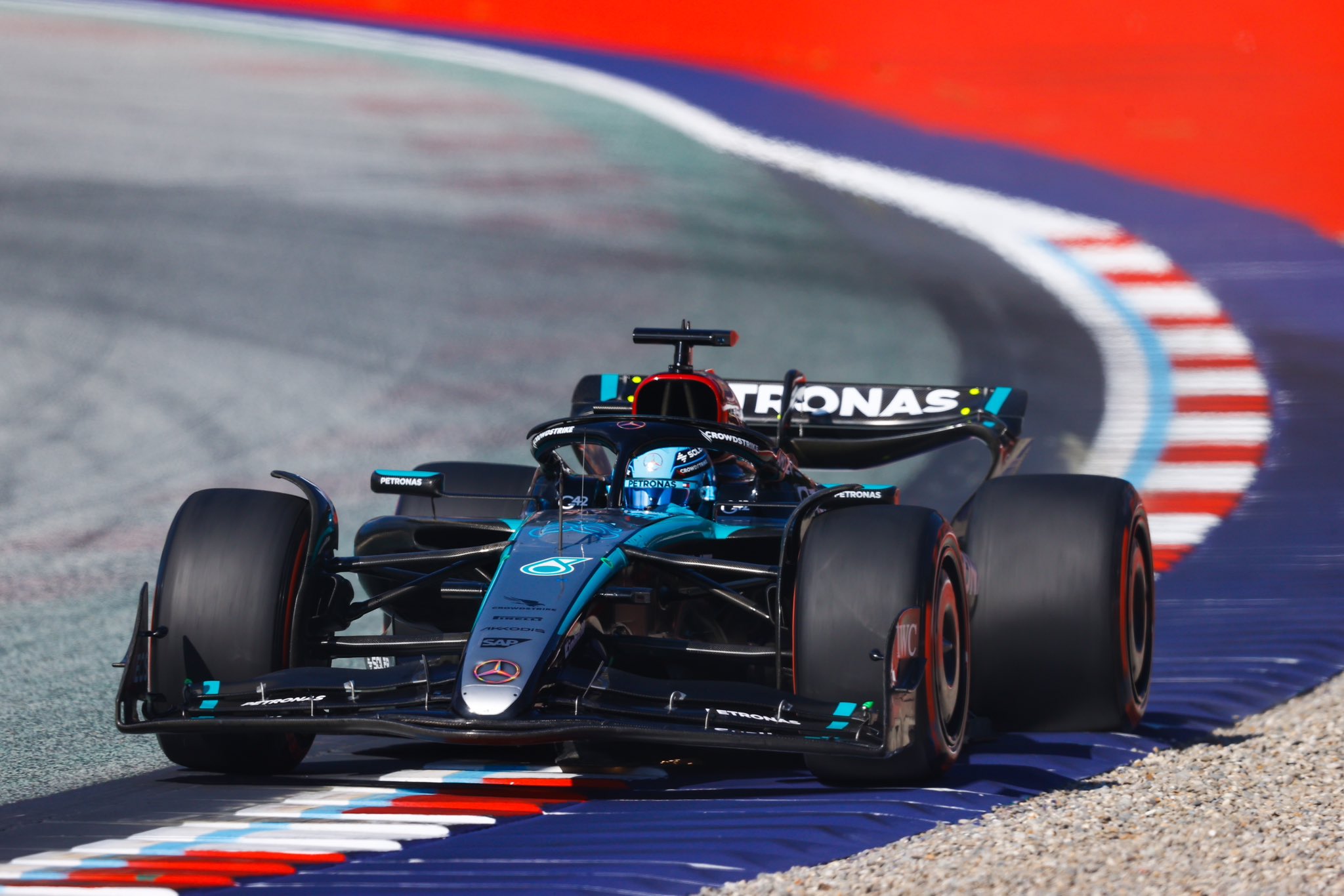 Russell aprovecha incidente entre Norris y Verstappen y conquista el GP de Austria